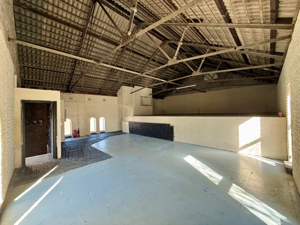 Lot: 78 - VACANT COMMERCIAL PROPERTY IN TOWN CENTRE LOCATION - First floor of former escape room